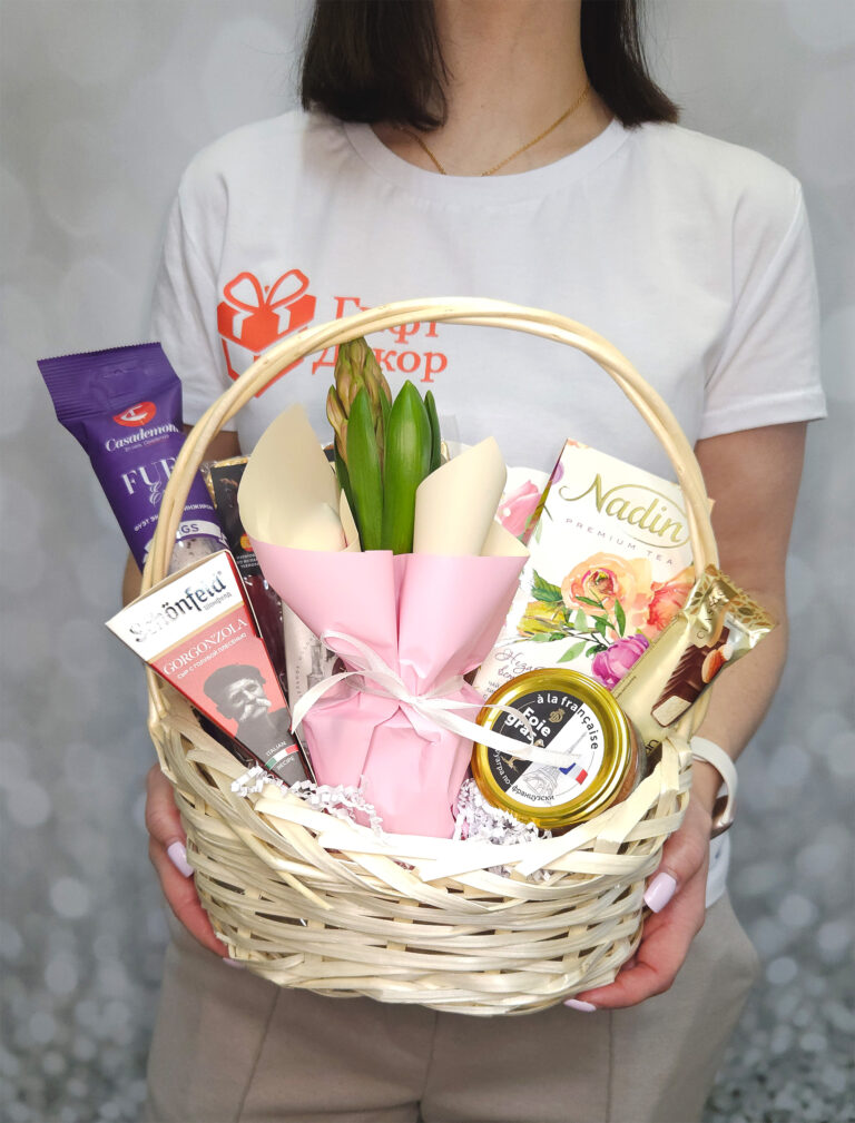 Подарочная корзина на 8 марта с гиацинтом и деликатесами: хамон, фуа-гра, сыры, Merci | Gift-Decor.ru