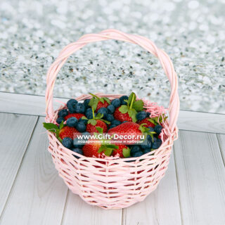 Ягодная корзина с клубникой и голубикой