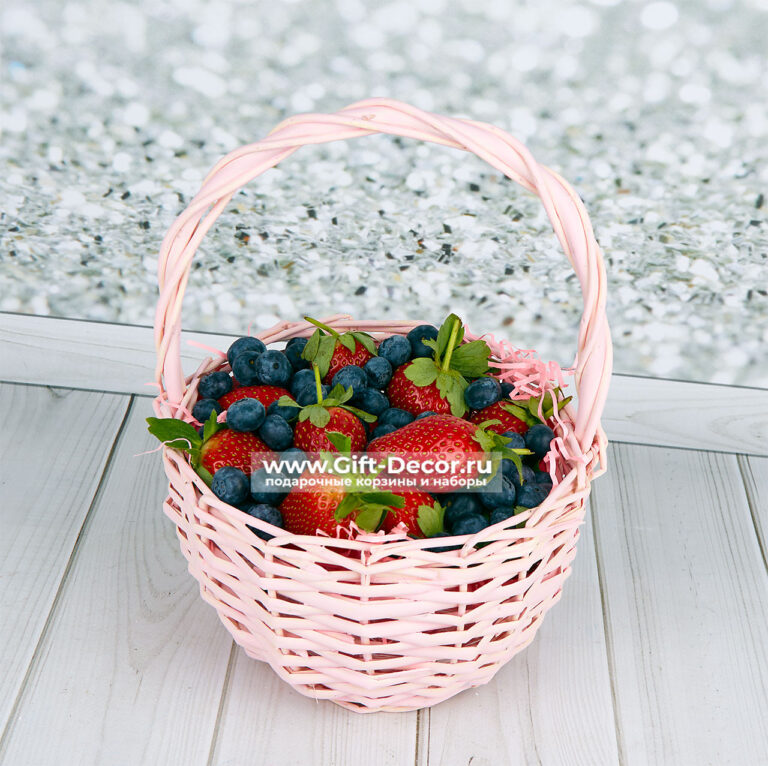 Ягодная корзина с клубникой и голубикой