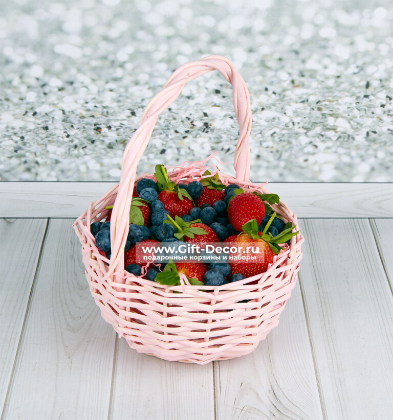 Ягодная корзина с клубникой и голубикой