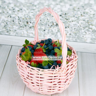 Ягодная корзина с клубникой и голубикой
