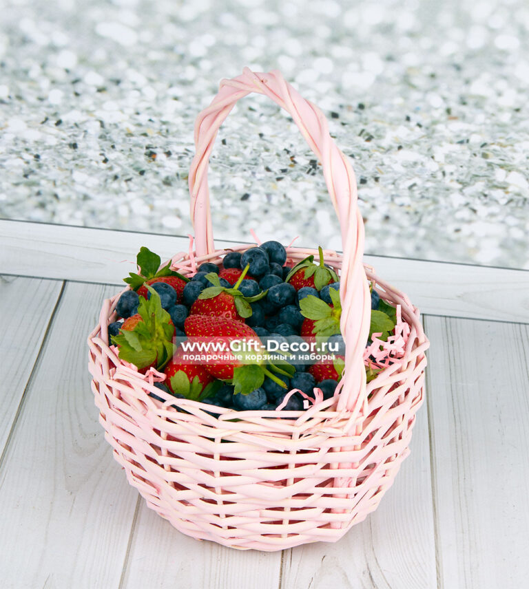 Ягодная корзина с клубникой и голубикой