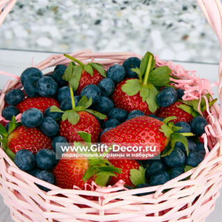 Ягодная корзина с клубникой и голубикой