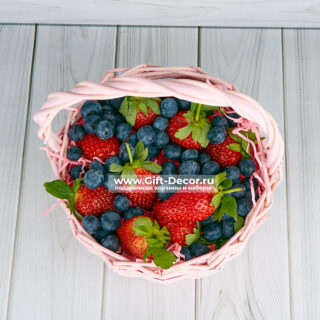 Ягодная корзина с клубникой и голубикой