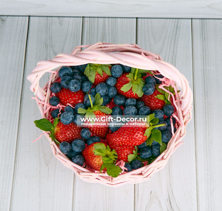Ягодная корзина с клубникой и голубикой