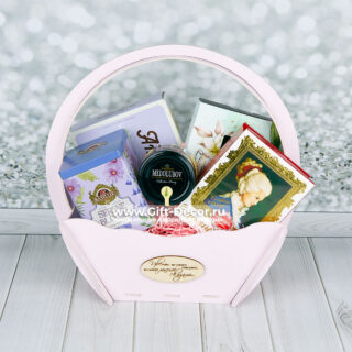 Подарочный набор чая и сладостей в корзине из фанеры с бантом