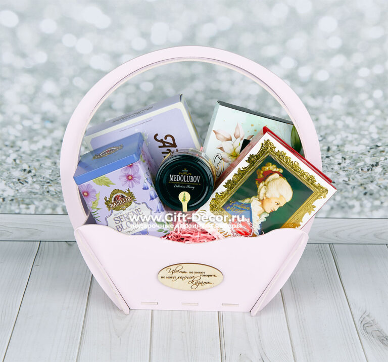 Купить подарочный набор чая и сладостей в корзине | Состав: конфеты Reber, мёд, печенье | Gift-Decor.ru