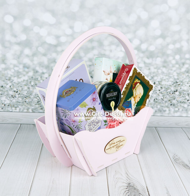 Купить подарочный набор чая и сладостей в корзине | Состав: конфеты Reber, мёд, печенье | Gift-Decor.ru