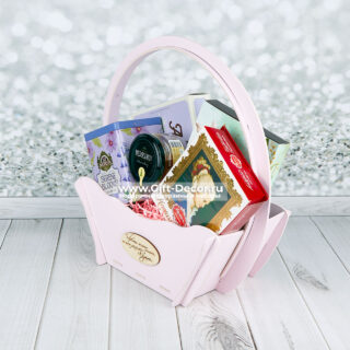 Купить подарочный набор чая и сладостей в корзине | Состав: конфеты Reber, мёд, печенье | Gift-Decor.ru