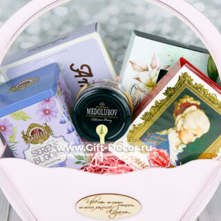 Купить подарочный набор чая и сладостей в корзине | Состав: конфеты Reber, мёд, печенье | Gift-Decor.ru