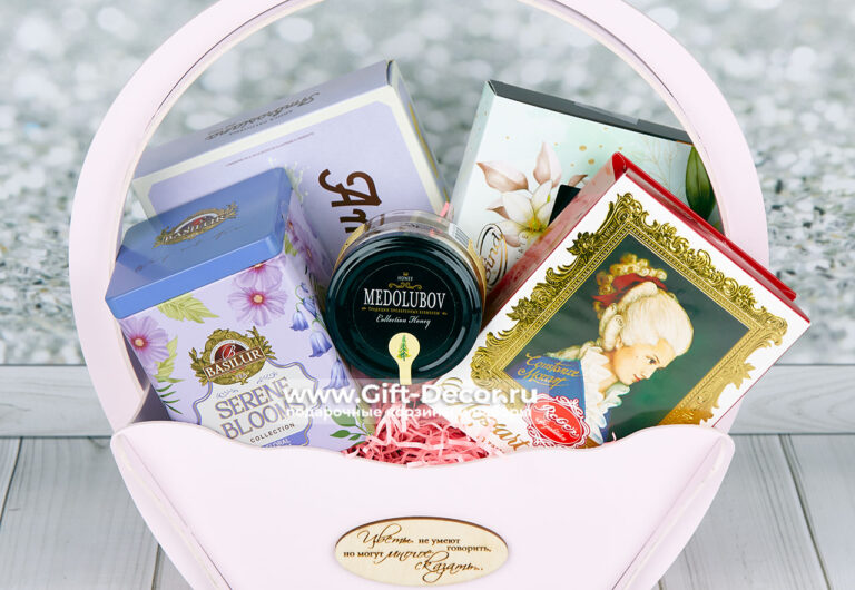 Купить подарочный набор чая и сладостей в корзине | Состав: конфеты Reber, мёд, печенье | Gift-Decor.ru