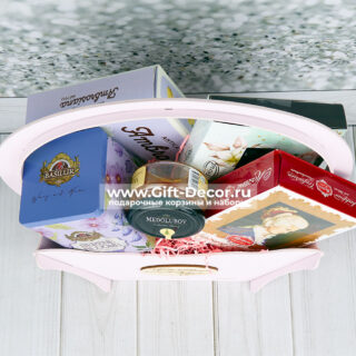 Купить подарочный набор чая и сладостей в корзине | Состав: конфеты Reber, мёд, печенье | Gift-Decor.ru