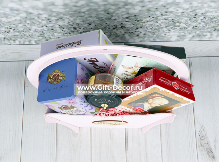 Купить подарочный набор чая и сладостей в корзине | Состав: конфеты Reber, мёд, печенье | Gift-Decor.ru