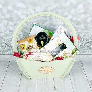 Подарочная корзина с конфетами Merci и Raffaello в прозрачной пленке с золотым бантом