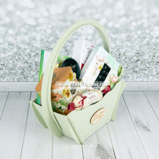 Купить подарочную корзину с конфетами Merci и Raffaello | Набор с мёдом и чаем в корзине из фанеры | Gift-Decor.ru