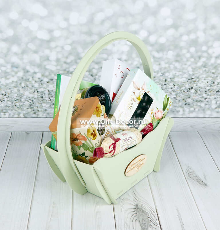 Купить подарочную корзину с конфетами Merci и Raffaello | Набор с мёдом и чаем в корзине из фанеры | Gift-Decor.ru