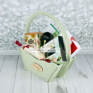 Купить подарочную корзину с конфетами Merci и Raffaello | Набор с мёдом и чаем в корзине из фанеры | Gift-Decor.ru