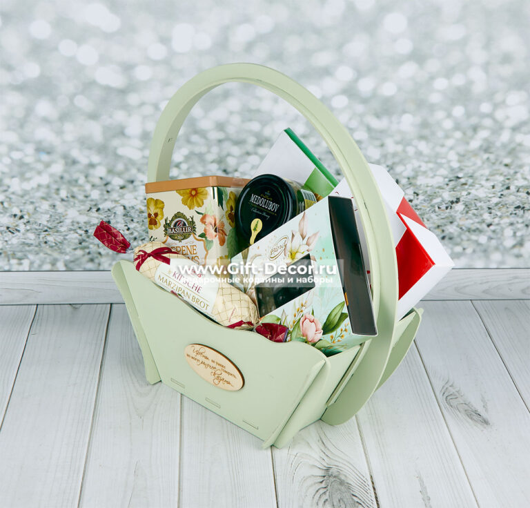 Купить подарочную корзину с конфетами Merci и Raffaello | Набор с мёдом и чаем в корзине из фанеры | Gift-Decor.ru