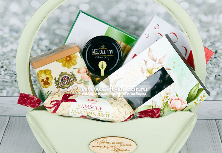 Купить подарочную корзину с конфетами Merci и Raffaello | Набор с мёдом и чаем в корзине из фанеры | Gift-Decor.ru