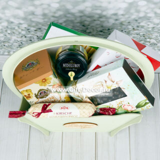 Купить подарочную корзину с конфетами Merci и Raffaello | Набор с мёдом и чаем в корзине из фанеры | Gift-Decor.ru