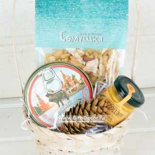 Новогодняя корзина “Кабанчик”
