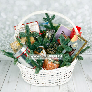 Подарочная корзина Сибирская сафари с крабом и мясом дичи на новогоднем столе