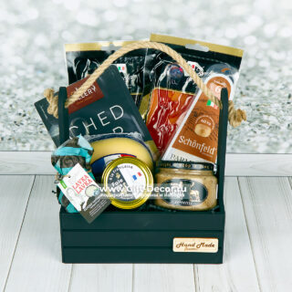 Изысканный миниатюрный набор сыров и фуагра в деревянном ящичке с ручкой