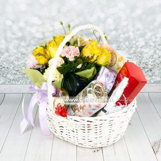 Корзина «Нежность» — сладости и живые цветы в кашпо, подарочный набор для женщин.