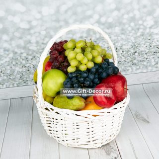 Фруктовая корзина 5 кг с яблоками, грушами, цитрусовыми и виноградом.