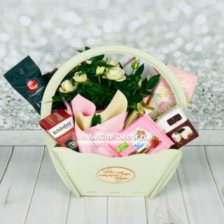 Подарочная корзина с хамоном, сырами и живой розой | Gift-Decor