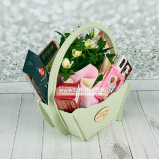 Подарочная корзина с хамоном, сырами и живой розой | Gift-Decor