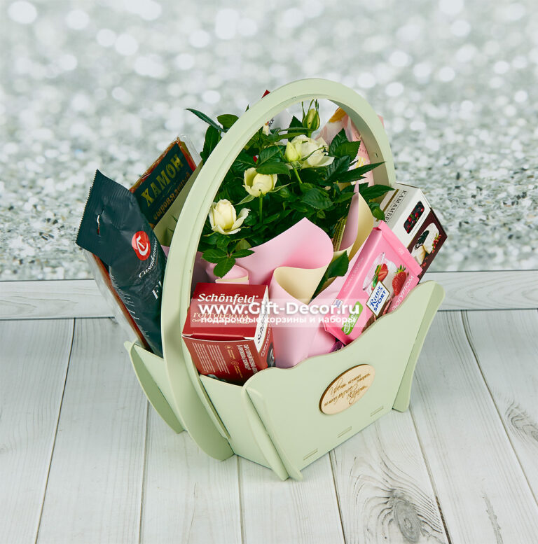 Подарочная корзина с хамоном, сырами и живой розой | Gift-Decor