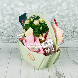 Подарочная корзина с хамоном, сырами и живой розой | Gift-Decor