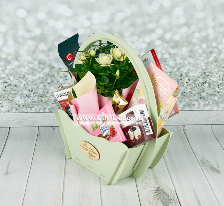 Подарочная корзина с хамоном, сырами и живой розой | Gift-Decor