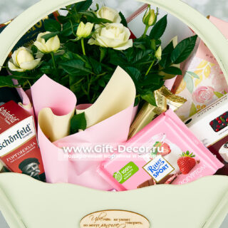 Подарочная корзина с хамоном, сырами и живой розой | Gift-Decor