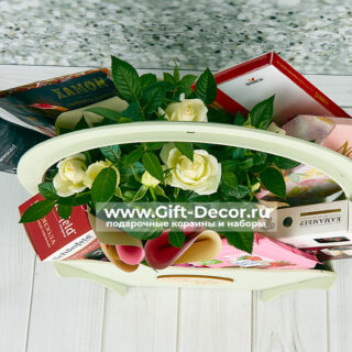 Подарочная корзина с хамоном, сырами и живой розой | Gift-Decor