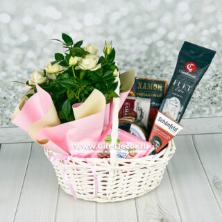 Подарочная корзина Завтрак Сальвадора Дали с фуа-гра, хамоном, сырами и живой розой в горшке в прозрачной упаковке с бантом.