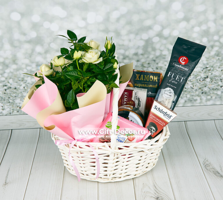 Подарочная корзина Завтрак Сальвадора Дали с фуа-гра, хамоном, сырами и живой розой в горшке в прозрачной упаковке с бантом.