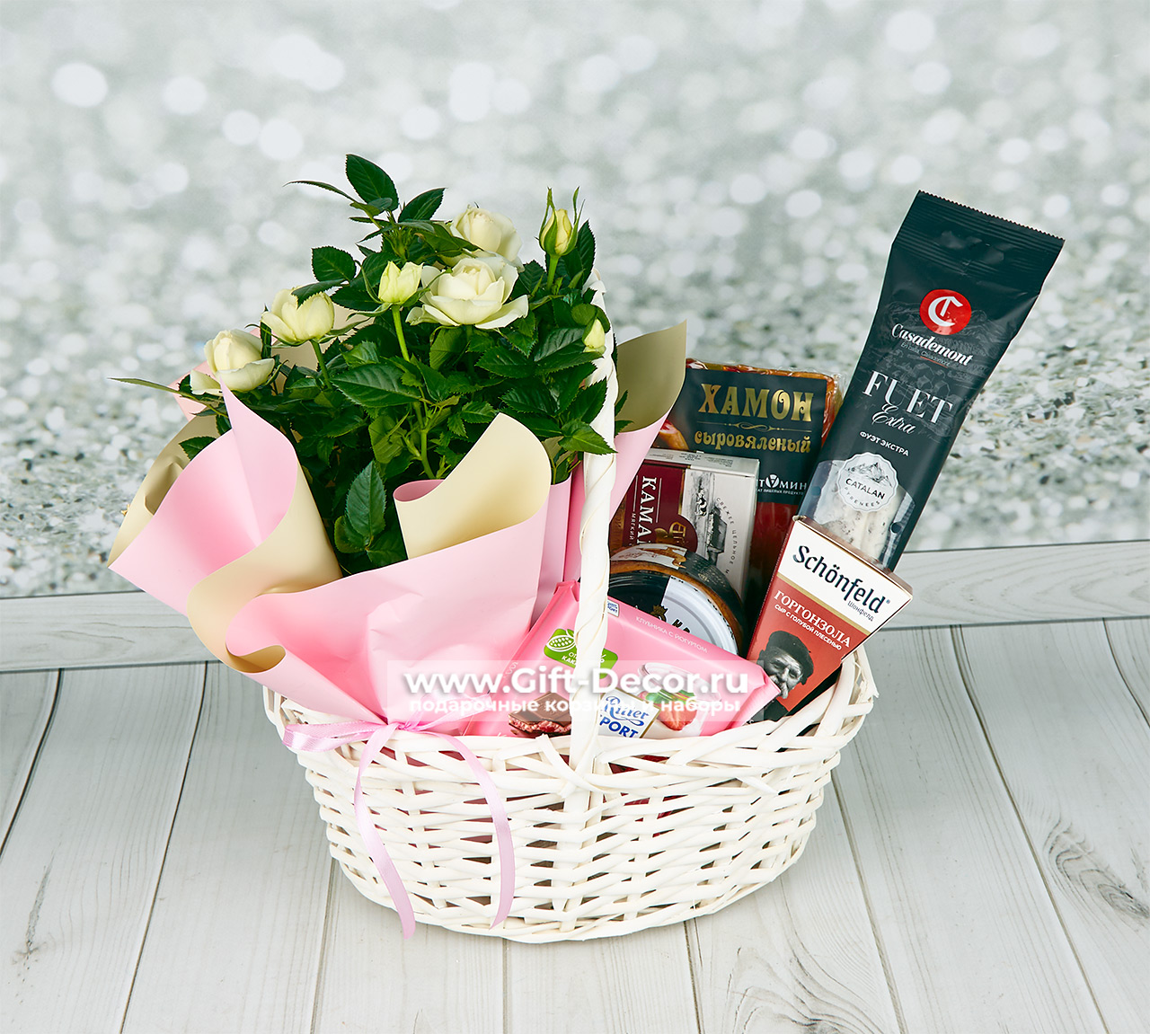 Подарочная корзина Завтрак Сальвадора Дали с фуа-гра, хамоном, сырами и живой розой в горшке в прозрачной упаковке с бантом.