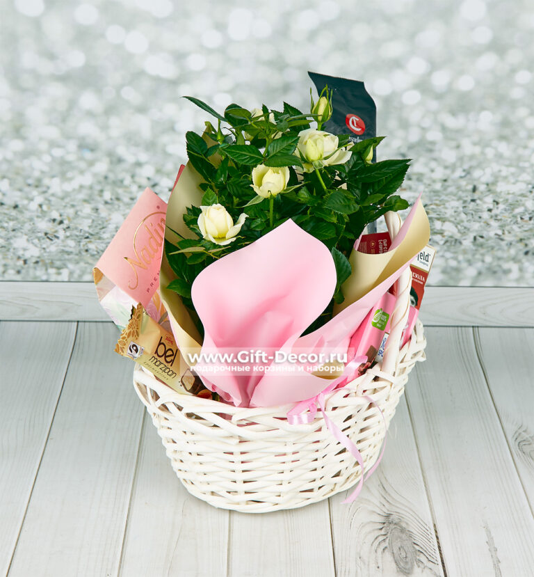 Подарочная корзина Завтрак Сальвадора Дали с фуа-гра, хамоном, сырами и живой розой в горшке в прозрачной упаковке с бантом.