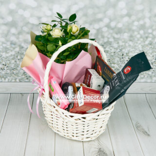 Подарочная корзина Завтрак Сальвадора Дали с фуа-гра, хамоном, сырами и живой розой в горшке в прозрачной упаковке с бантом.