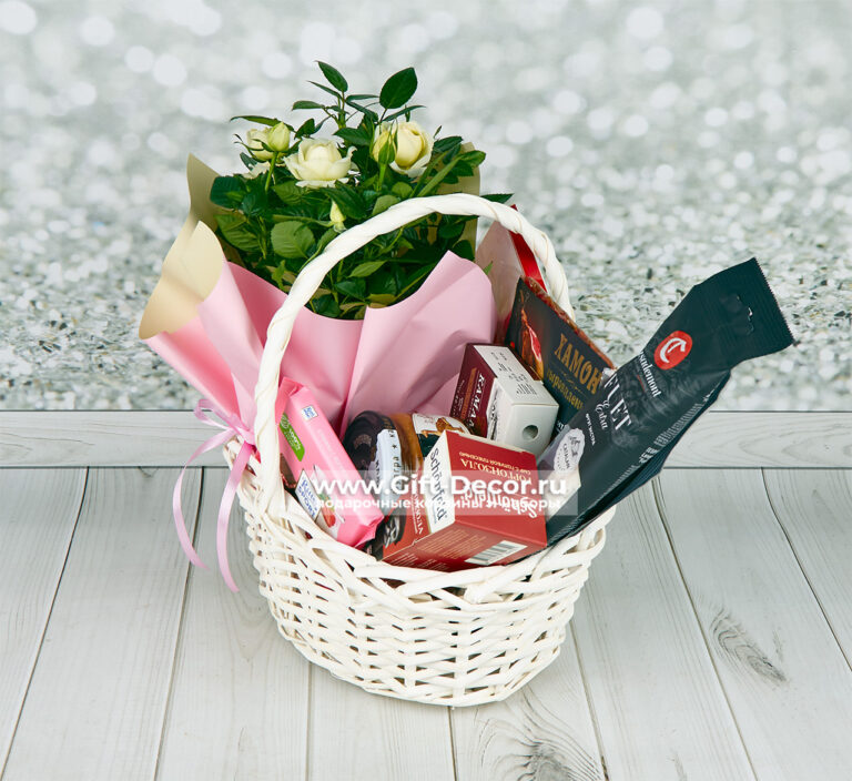 Подарочная корзина Завтрак Сальвадора Дали с фуа-гра, хамоном, сырами и живой розой в горшке в прозрачной упаковке с бантом.