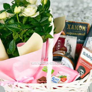 Подарочная корзина Завтрак Сальвадора Дали с фуа-гра, хамоном, сырами и живой розой в горшке в прозрачной упаковке с бантом.