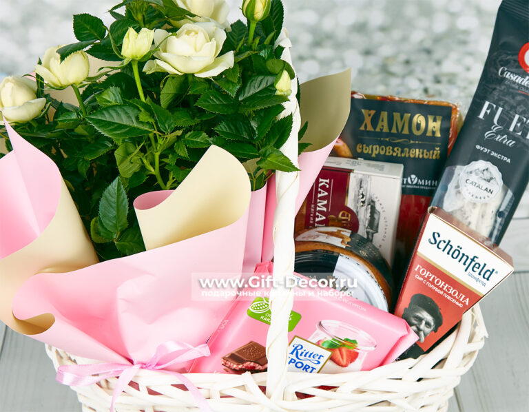 Подарочная корзина Завтрак Сальвадора Дали с фуа-гра, хамоном, сырами и живой розой в горшке в прозрачной упаковке с бантом.