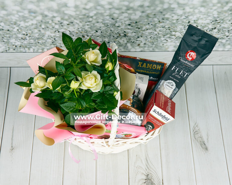 Подарочная корзина Завтрак Сальвадора Дали с фуа-гра, хамоном, сырами и живой розой в горшке в прозрачной упаковке с бантом.