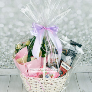 Подарочная корзина Завтрак Сальвадора Дали с фуа-гра, хамоном, сырами и живой розой в горшке в прозрачной упаковке с бантом.