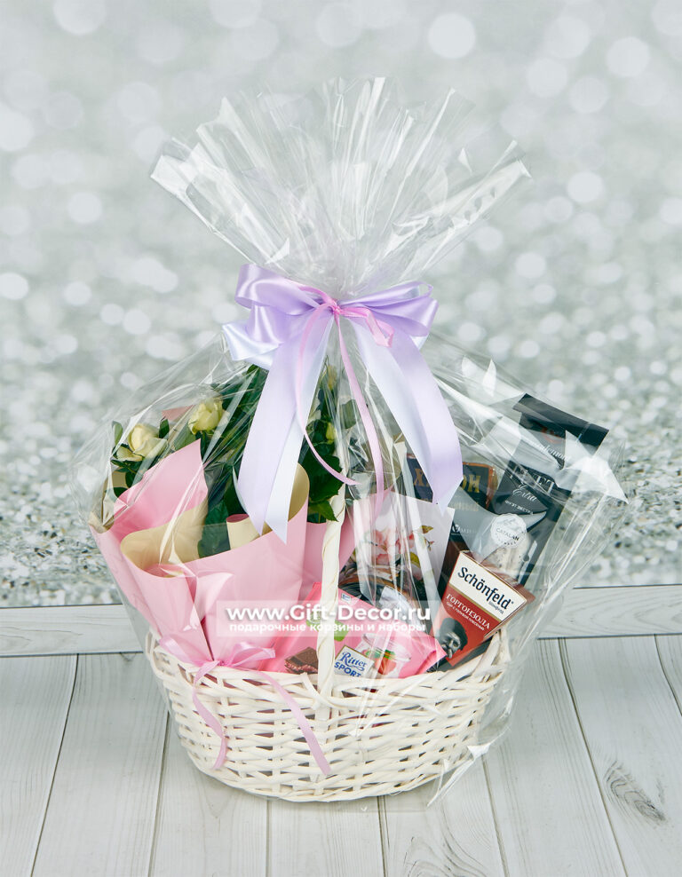 Подарочная корзина Завтрак Сальвадора Дали с фуа-гра, хамоном, сырами и живой розой в горшке в прозрачной упаковке с бантом.