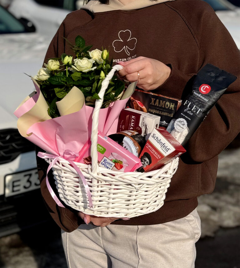 Подарочная корзина Завтрак Сальвадора Дали с фуа-гра, хамоном, сырами и живой розой в горшке в прозрачной упаковке с бантом.