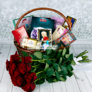 Большая сладкая корзина «Королевство сладостей»: конфеты Sorini, Ferrero, Lindor, 15 роз в подарок