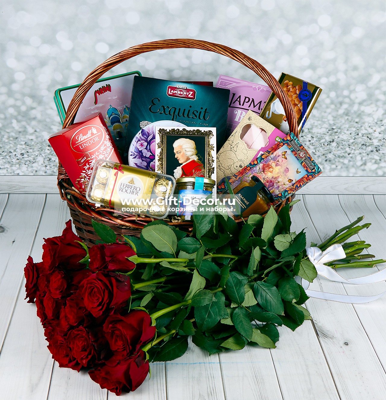 Большая сладкая корзина «Королевство сладостей»: конфеты Sorini, Ferrero, Lindor, 15 роз в подарок